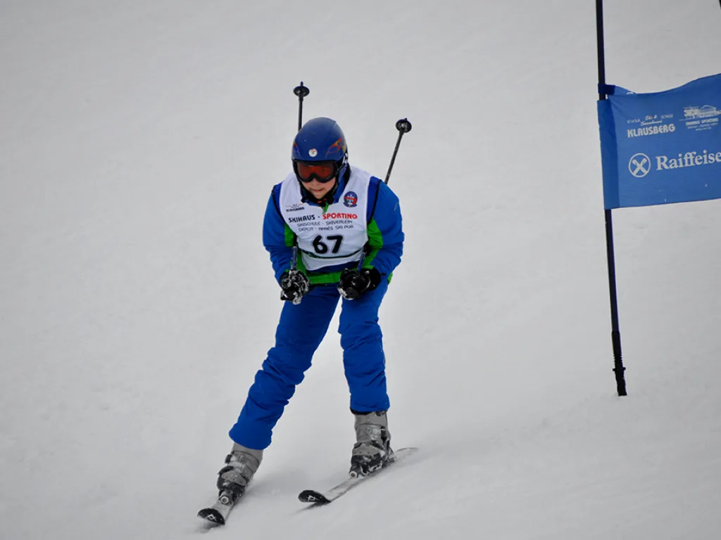Skifahrer mit Startnummer 67 in blauer Kleidung.